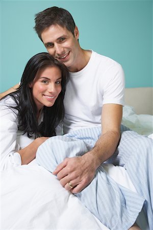 Portrait of Couple on Bed Foto de stock - Sin royalties Premium, Código: 600-01954766