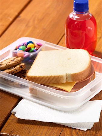 pausenbrot - Ungesunde Mittagessen in Plastikbehälter Stockbilder - Premium RF Lizenzfrei, Bildnummer: 600-01955474