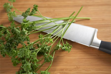 Knife and Parsley on Cutting Board Stock Photo - Premium Royalty-Free, Code: 600-01955551