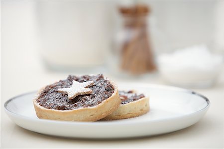 photos of christmas baking on plates - Mince Tarts on Plate Stock Photo - Premium Royalty-Free, Code: 600-01955564