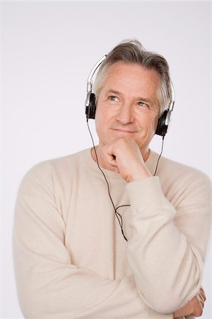 simsearch:700-02033887,k - Portrait of Man Listening to Music Photographie de stock - Premium Libres de Droits, Code: 600-01953749