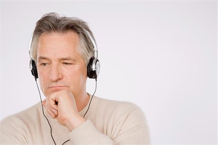 simsearch:700-02033887,k - Portrait of Man Listening to Music Photographie de stock - Premium Libres de Droits, Code: 600-01953752