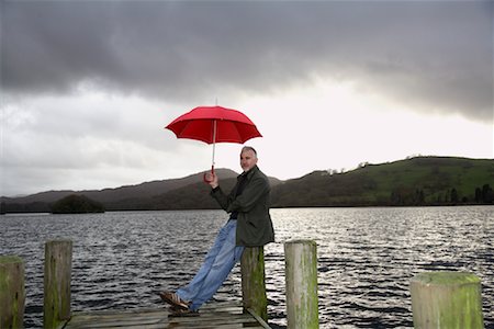 steve mcdonough - Mann am Dock in Regen, Windermere, Cumbria, England Stockbilder - Premium RF Lizenzfrei, Bildnummer: 600-02010384