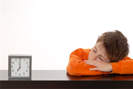 Boy Sleeping Next to Alarm Clock Foto de stock - Sin royalties Premium, Código: 600-02038299