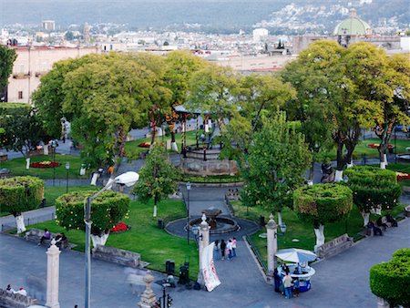 shrubs walkway - Plaza de Armas, Morelia, Michoacan, Mexique Photographie de stock - Premium Libres de Droits, Code: 600-02045900