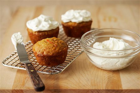 queso crema - Muffins with Cream Cheese Icing Foto de stock - Sin royalties Premium, Código: 600-02046235
