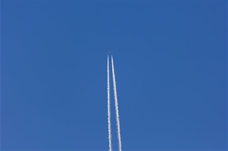 Jet Contrail in Blue Sky Foto de stock - Sin royalties Premium, Código: 600-02046277