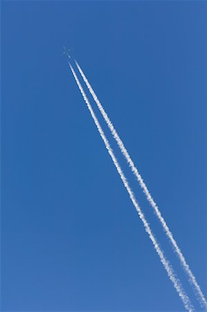 Jet Contrail in Blue Sky Stock Photo - Premium Royalty-Free, Code: 600-02046278