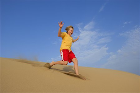 simsearch:649-06812050,k - Garçon jouant dans les Dunes de sable de Playa del Ingles, Cran Canaria, îles Canaries Photographie de stock - Premium Libres de Droits, Code: 600-02046300