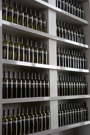 simsearch:600-01716426,k - Bouteilles de vin sur l'étagère Photographie de stock - Premium Libres de Droits, Code: 600-02046490