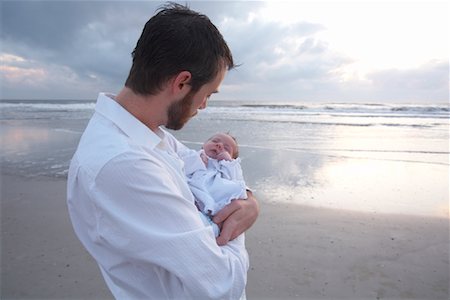 dad holding newborn baby - Portrait du père avec nouveau-né bébé sur la plage Photographie de stock - Premium Libres de Droits, Code: 600-02046956