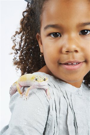 simsearch:600-02055793,k - Fille avec lézard sur l'épaule Photographie de stock - Premium Libres de Droits, Code: 600-02055753