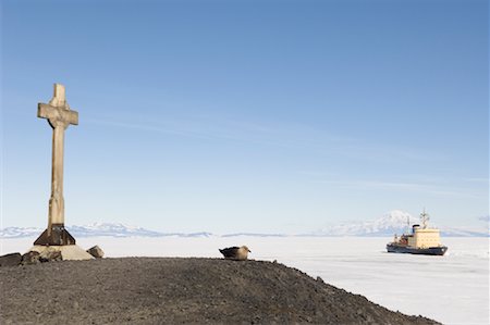 Vince's Cross on Hut Point and Icebreaker, Ross Island, Antarctica Stock Photo - Premium Royalty-Free, Code: 600-02055892