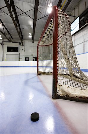 pictures of empty hockey rinks - Hockey Net et Puck Photographie de stock - Premium Libres de Droits, Code: 600-02056044