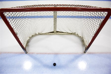 pictures of empty hockey rinks - Hockey Net et Puck Photographie de stock - Premium Libres de Droits, Code: 600-02056045