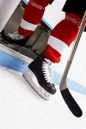 patines de hockey - Close-up of Hockey Player's Skates and Stick Foto de stock - Sin royalties Premium, Código: 600-02056085