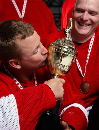 patines de hockey - Hockey Player Kissing Trophy Foto de stock - Sin royalties Premium, Código: 600-02056094