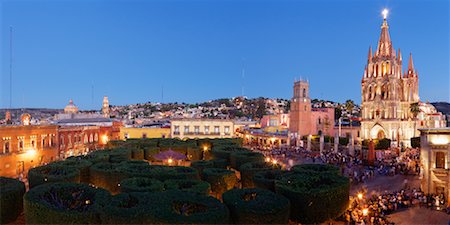 parroquia de san miguel arcangel - Overview of Pruned Shrubbery, The Zocalo, San Miguel de Allende, Guanjuato, Mexico Foto de stock - Sin royalties Premium, Código: 600-02056422