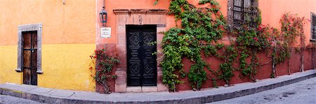 Street Corner, San Miguel de Allende, Guanajuato, Mexico Stock Photo - Premium Royalty-Free, Code: 600-02056423