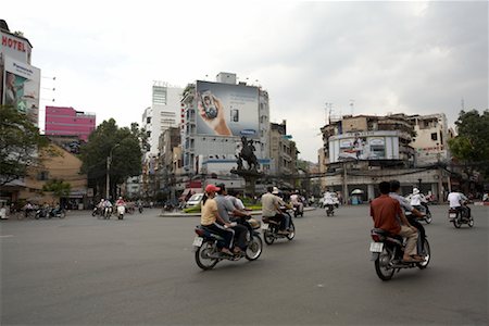 People on Mopeds in City Square, Ho Chi Minh City, Vietnam Foto de stock - Sin royalties Premium, Código: 600-02063597