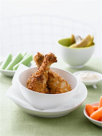 Chicken Drumsticks and Crudite Foto de stock - Sin royalties Premium, Código: 600-02063915