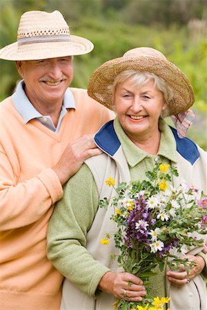 simsearch:600-02244908,k - Porträt von paar, Frau halten Blumen Stockbilder - Premium RF Lizenzfrei, Bildnummer: 600-02071248