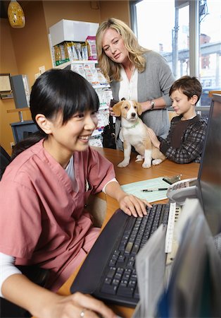 experte - Boy and Woman with Dog at Veterinarian's Office Photographie de stock - Premium Libres de Droits, Code: 600-02071398