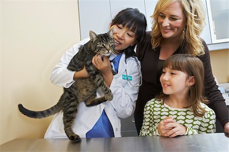 diagonal - Mother and Daughter with Cat at Veterinarian's Office Photographie de stock - Premium Libres de Droits, Code: 600-02071464