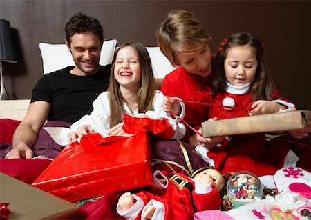 Family Opening Christmas Presents Foto de stock - Sin royalties Premium, Código: 600-02071830