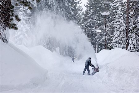 retirar nieve - People Clearing Snow After Storm Foto de stock - Sin royalties Premium, Código: 600-02080909