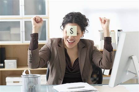 Businesswoman Sitting at Desk with Self Adhesive Note on Forehead Foto de stock - Royalty Free Premium, Número: 600-02081732