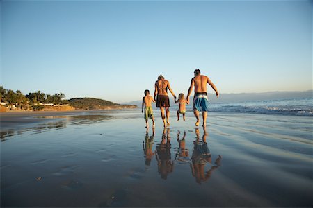 Family Walking on Beach, Mexico Foto de stock - Sin royalties Premium, Código: 600-02121190