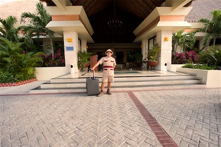 Bellhop Waiting Outside Hotel, Mayan Riviera, Mexico Foto de stock - Sin royalties Premium, Código: 600-02121218