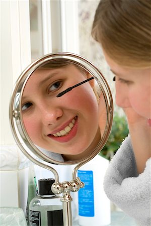 photo of girl with beauty product - Girl Applying Mascara Foto de stock - Sin royalties Premium, Código: 600-02121221