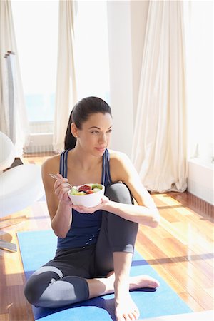 simsearch:600-01295956,k - Femme sur le tapis de Yoga avec un bol de fruits Photographie de stock - Premium Libres de Droits, Code: 600-02130658