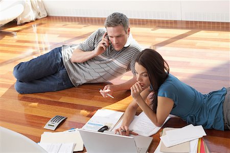 Couple with Bills and Laptop Computer Foto de stock - Sin royalties Premium, Código: 600-02130689