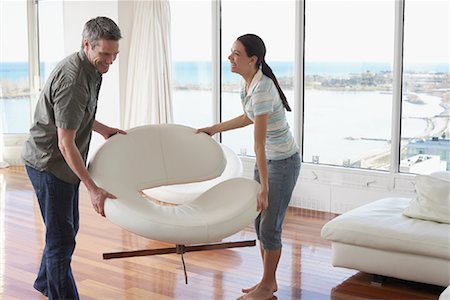 simsearch:700-01223484,k - Couple Moving Furniture in Condominium Foto de stock - Royalty Free Premium, Número: 600-02130708