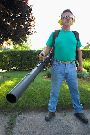 professional (pertains to traditional blue collar careers) - Man Holding Leaf Blower Foto de stock - Sin royalties Premium, Código: 600-02156843