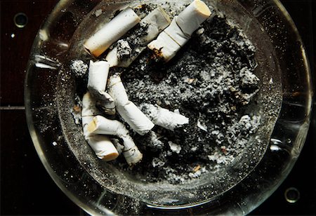 Close-Up of Ashtray with Cigarette Butts Foto de stock - Sin royalties Premium, Código: 600-02175909