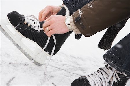 patin à glace - Homme de chausser des patins Photographie de stock - Premium Libres de Droits, Code: 600-02200086