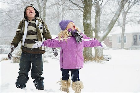 schneeflocke - Kinder fangen Schneeflocken auf ihren Zungen Stockbilder - Premium RF Lizenzfrei, Bildnummer: 600-02200102