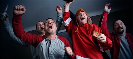 pizza and group - Men Watching Sports on TV Foto de stock - Sin royalties Premium, Código: 600-02200116