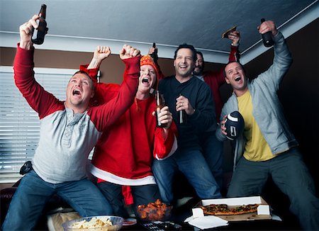 Männer, die Sport im Fernsehen anschauen Stockbilder - Premium RF Lizenzfrei, Bildnummer: 600-02200111