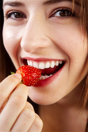 simsearch:600-00846410,k - Woman Eating Strawberry Foto de stock - Sin royalties Premium, Código: 600-02200163