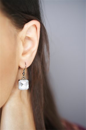 simsearch:600-02200188,k - Gros plan de boucle d'oreille de la femme Photographie de stock - Premium Libres de Droits, Code: 600-02200185