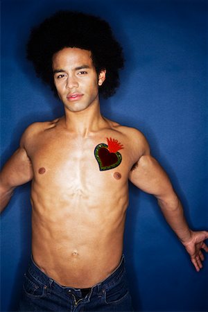 simsearch:700-02199978,k - Portrait d'un homme de coeur sur la poitrine Photographie de stock - Premium Libres de Droits, Code: 600-02200267