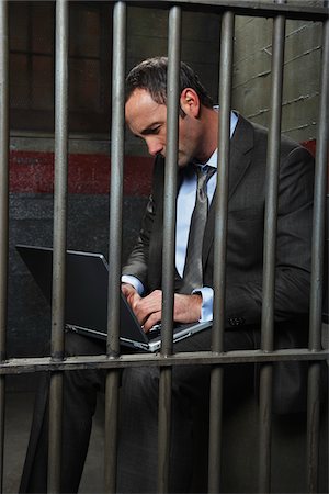 Man Using Laptop in Jail Foto de stock - Sin royalties Premium, Código: 600-02201319