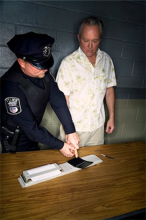 Police Taking Man's Fingerprints Photographie de stock - Premium Libres de Droits, Code: 600-02201471
