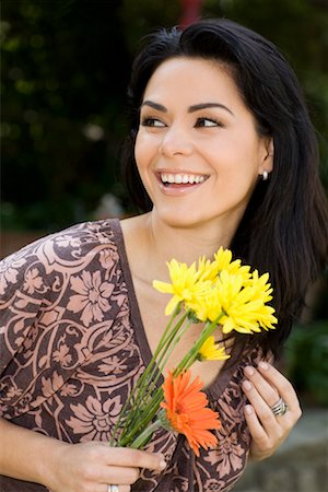 pictures of orange daisy flowers - Woman Holding Flowers Foto de stock - Sin royalties Premium, Código: 600-02217003