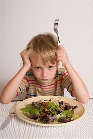 regard furieux - Garçon refusant de manger des salades Photographie de stock - Premium Libres de Droits, Code: 600-02222936